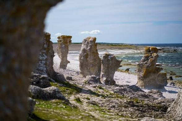 Raukar vid Gotlands kust en sommardag